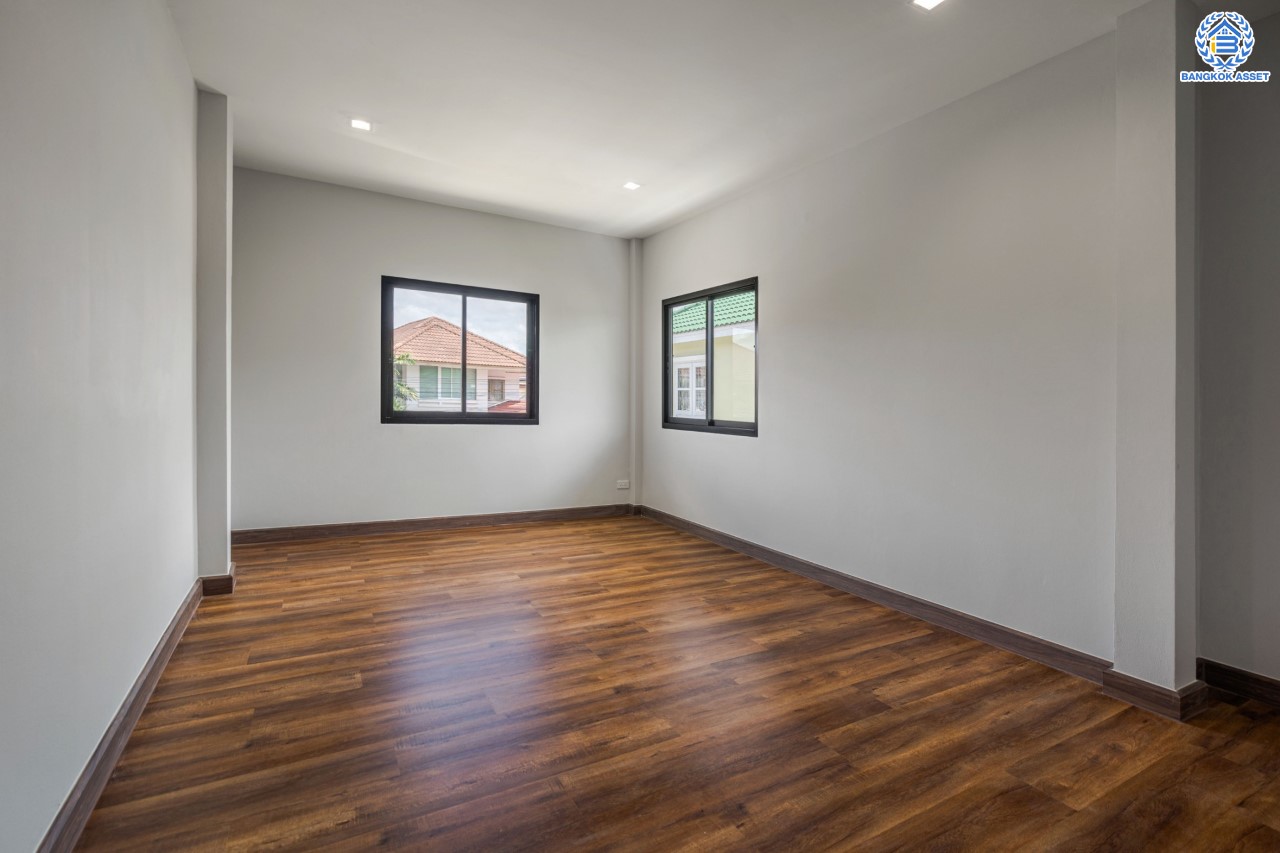 บ้านมือสองตกแต่งใหม่ ม.บ้านชมเพลิน เพชรเกษม หลังมุม เนื้อที่ 122 ตร.ว. ฟังก์ชันครบ 3 ห้องนอน 3 ห้องน้ำ 1 ห้องอเนกประสงค์ 2 ที่จอดรถ บนทำเลศักยภาพ เชื่อมต่อหลายเส้นทาง ใกล้เดอะมอลล์บางแค และรถไฟฟ้าสายสีน้ำเงิน "สถานีหลักสอง" รายล้อมด้วยสิ่งอำนวยความสะดวกครบครัน